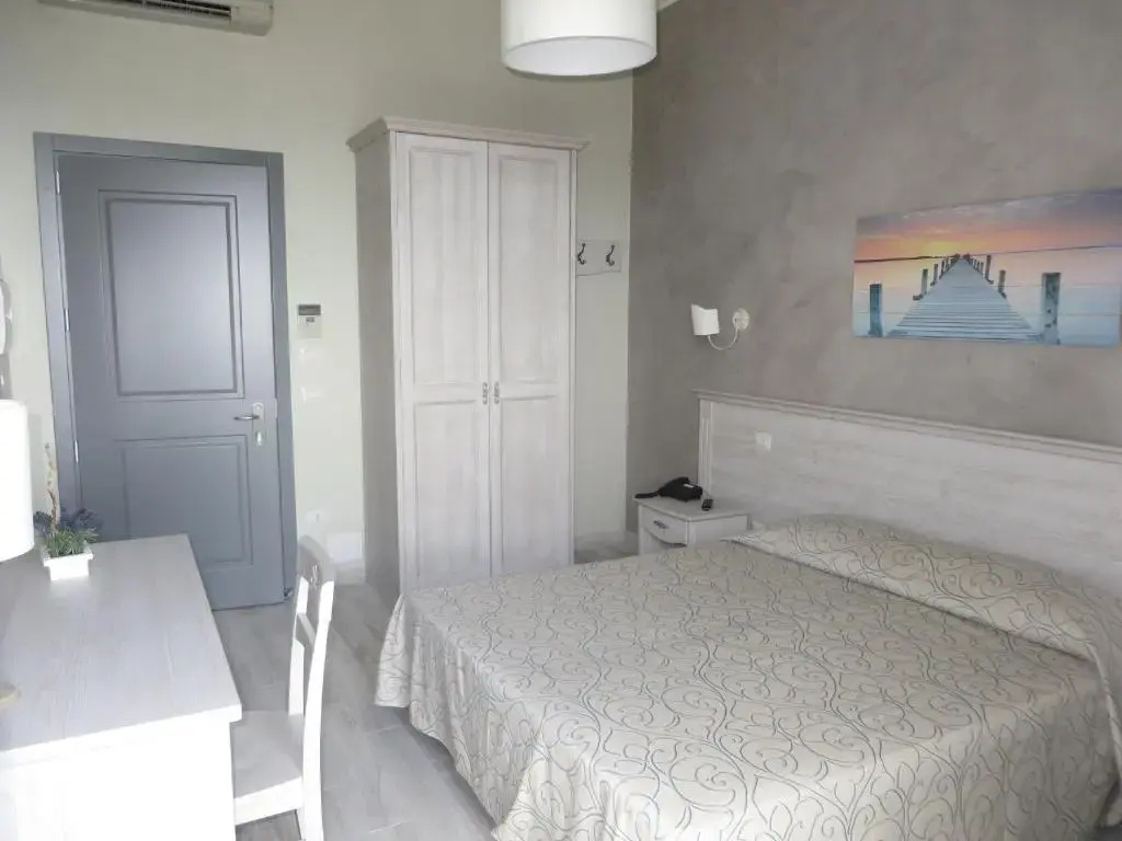 Standard Double room with sea view (full double bed)