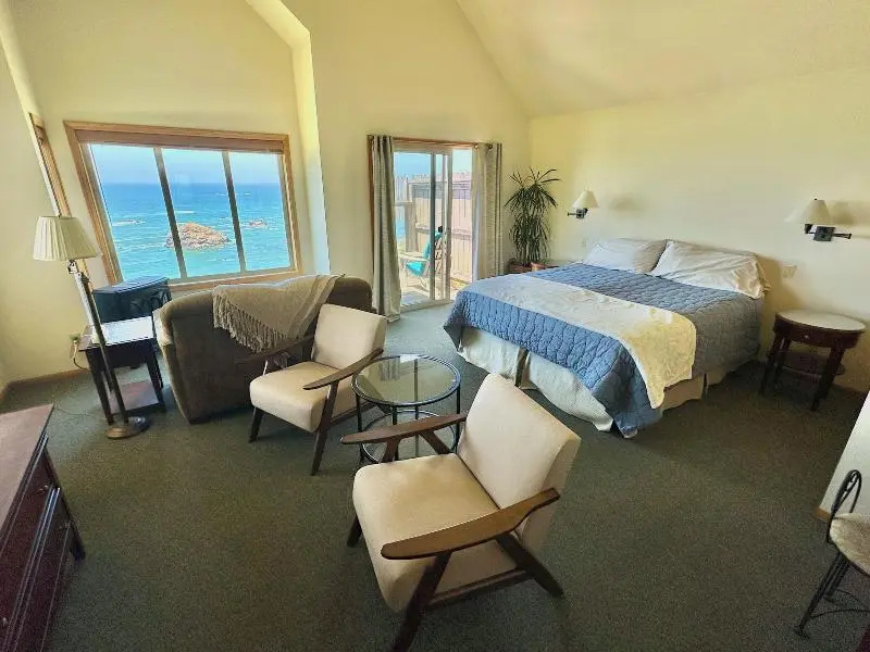 Turtle Rocks Oceanfront Inn — 4