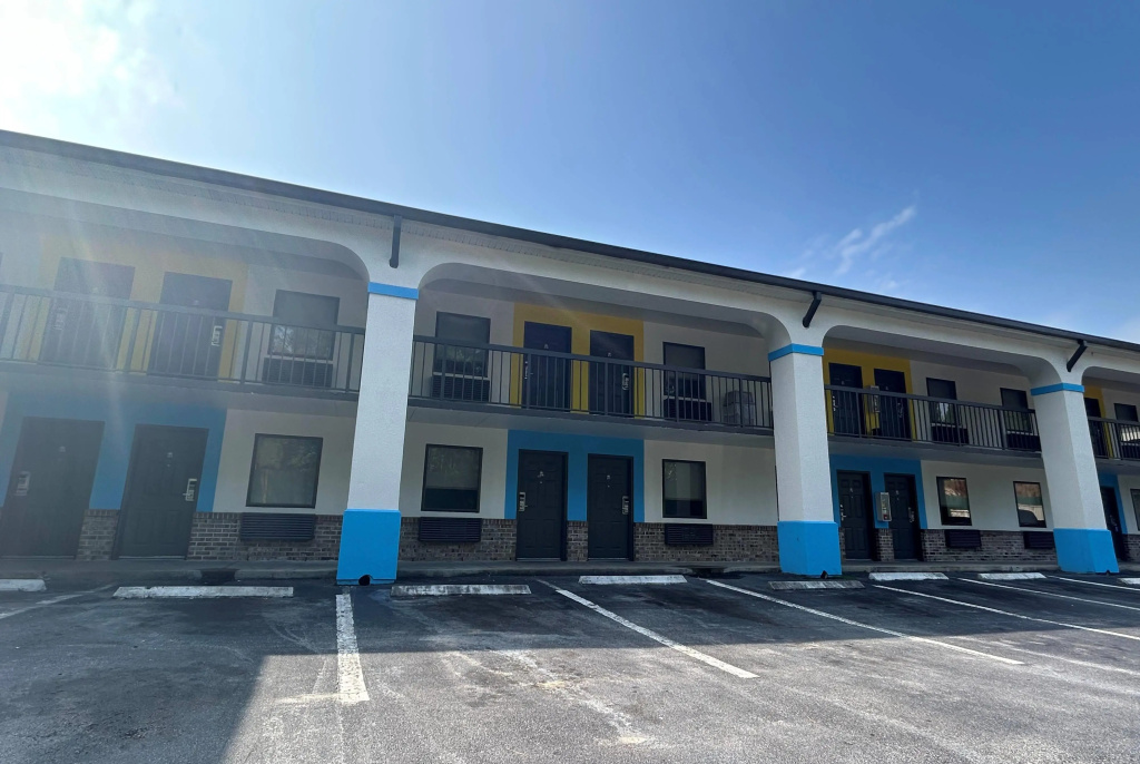 Days Inn & Suites by Wyndham Columbia Airport