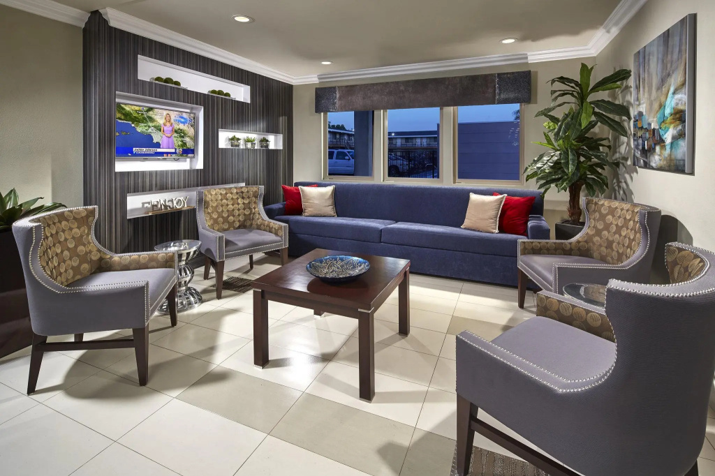 Eden Roc Inn & Suites 1