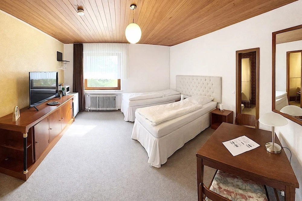 1 Bedroom Economy Double room (twin beds)