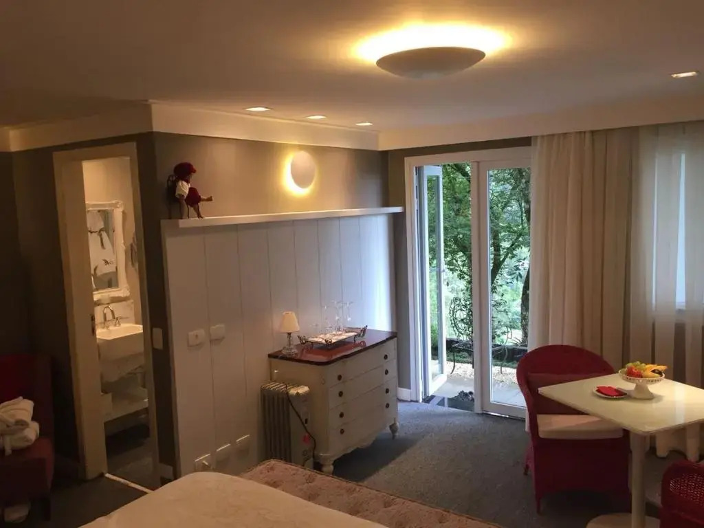 Deluxe Double Suite full double bed