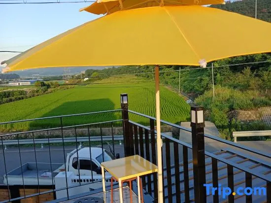 Private • 7 minutes to Chitagodan-gil by car, 5 minutes to Seonginju Station