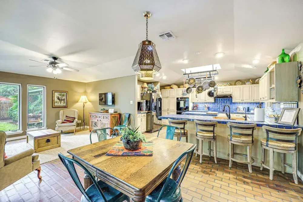 Del Rio Home w/ Large Yard, BBQ + Fireplace! — фото 4