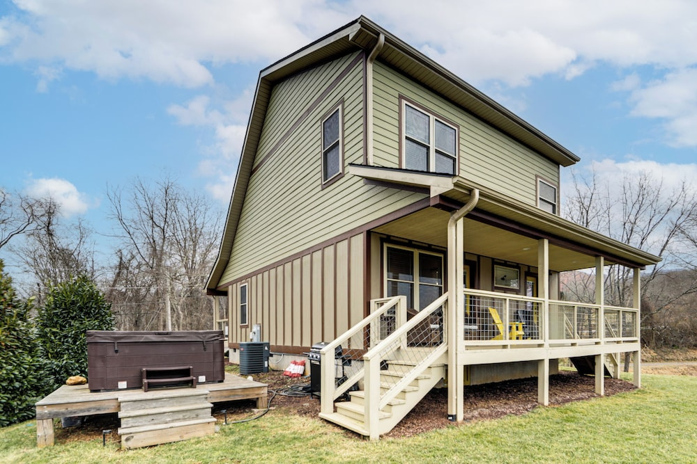 Hot Tub + Blue Ridge Mtn Views: Waynesville Home
