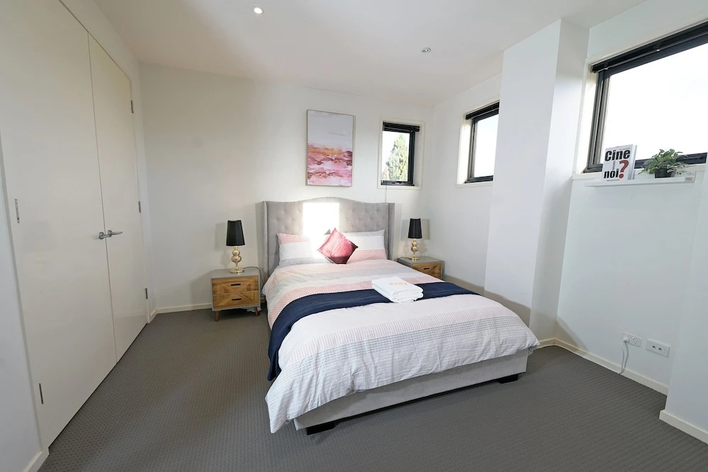 Luxury 7BRM Lakeside BigHouse Point Cook