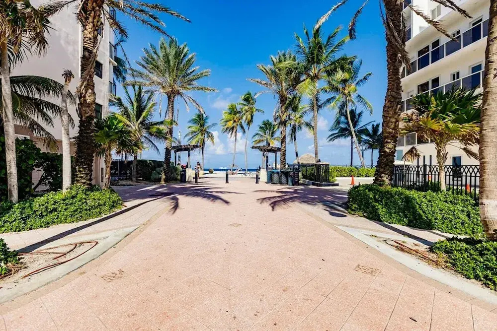Upscale Modern 2 Bedroom Condo on the Beach