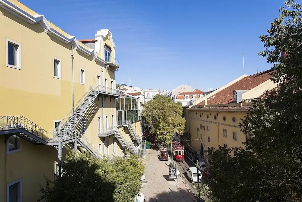 JOIVY Splendid 2BR Apt w/ parking&balcony, 10mins to Praça do Comércio