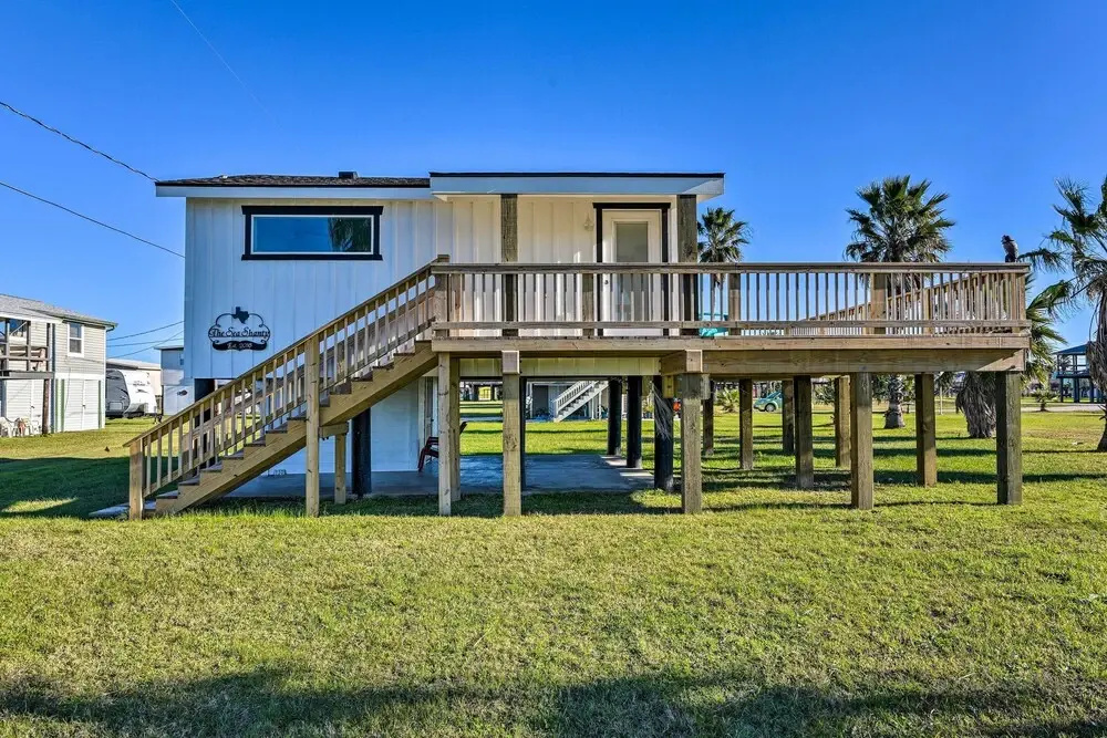 < 1 Mi to Surfside Beach: Open-concept Cottage