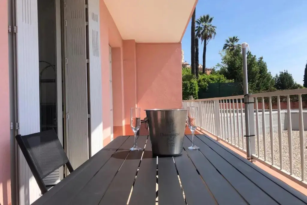 Beautiful Renovated T3 In The Heart Of Grasse!