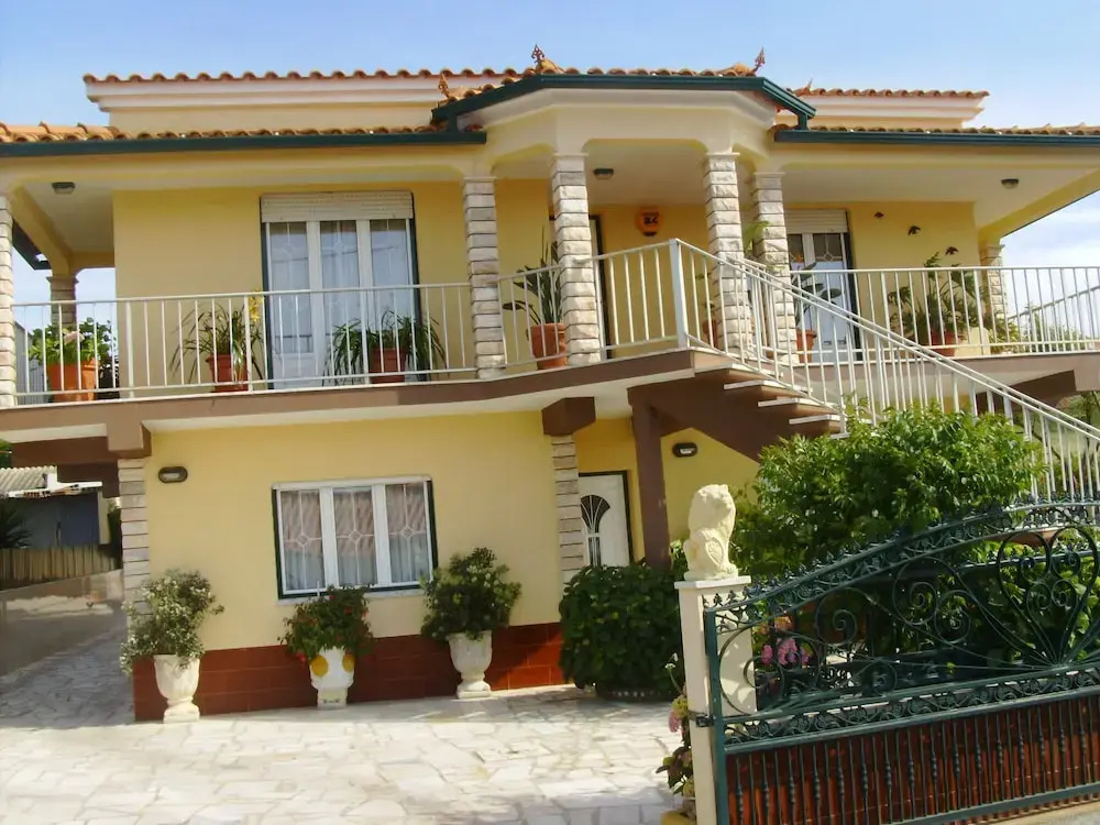3 Bedroom Apartment in a Ground Floor of a Vila Wseparate Kitchen Living Room