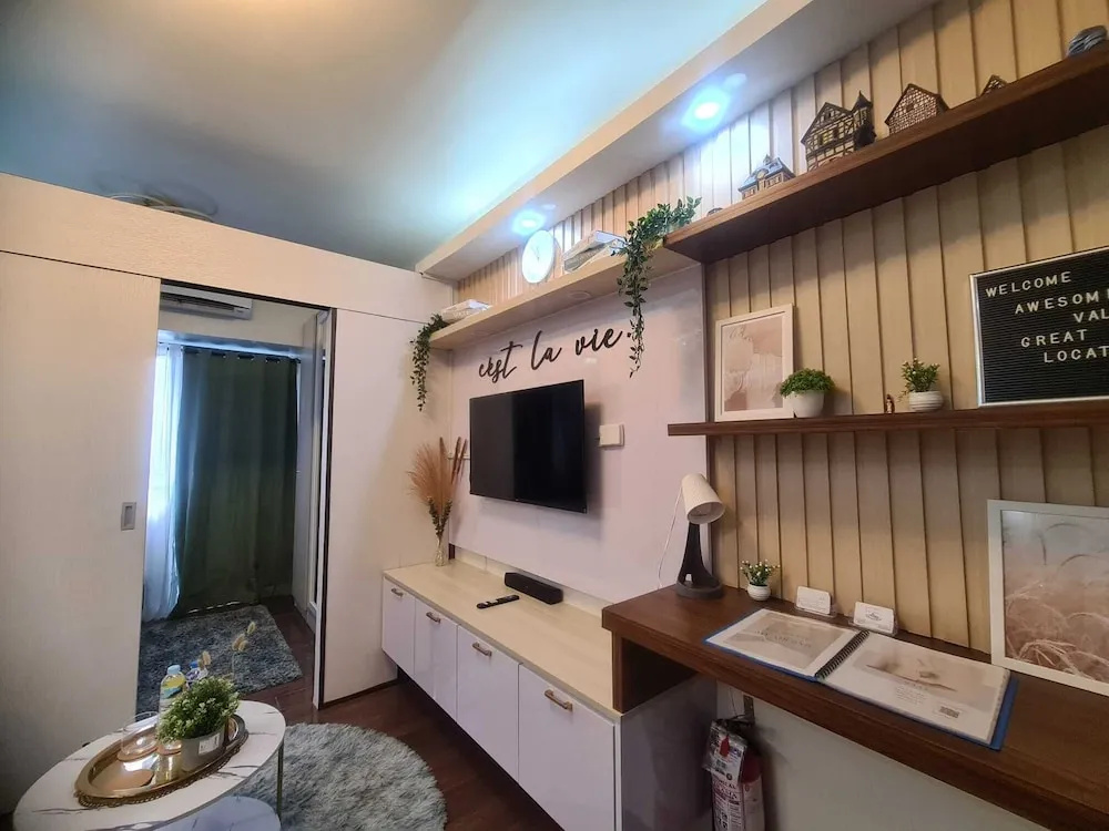 One Bedroom Balcony With Great Location and Value