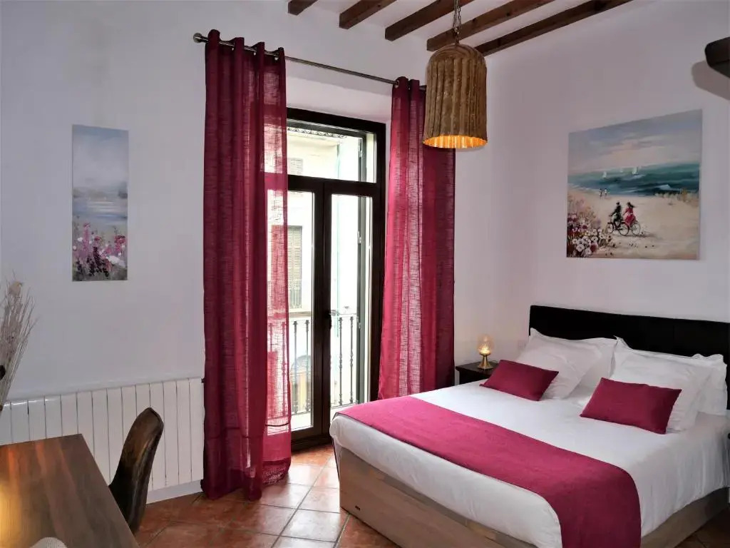 Deluxe Double room with balcony full double bed