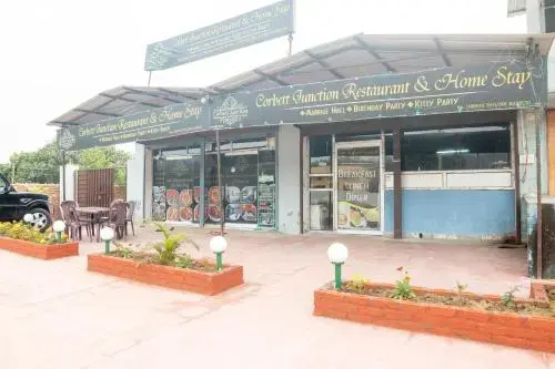 OYO 28195 Corbett Junction