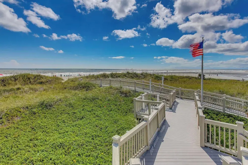 Walk to Beach & Barefoot Landing: Resort Condo!