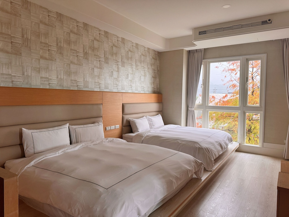 Deluxe Family room with balcony