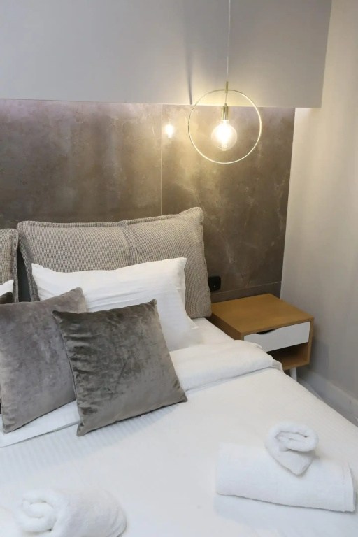 Deluxe Double room (full double bed)