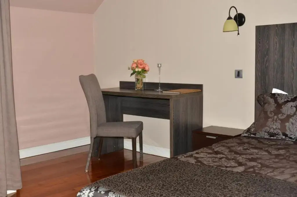 Deluxe Double room with balcony (full double bed)
