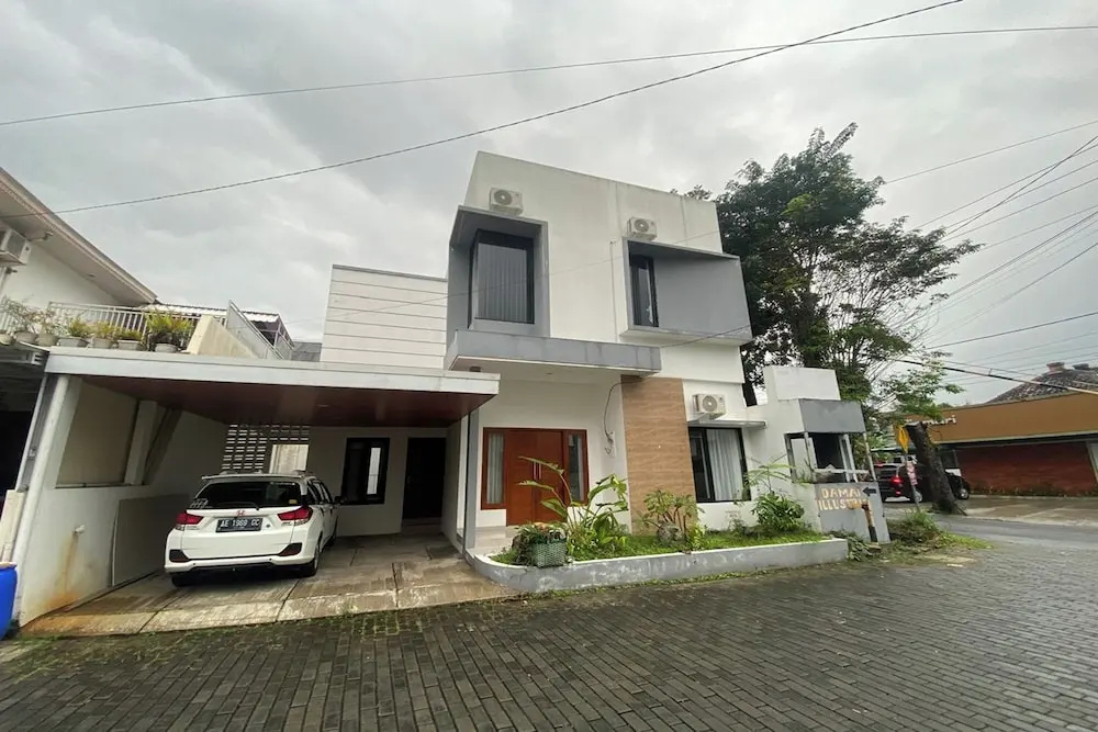 Damai Ilustria By Semesta Management