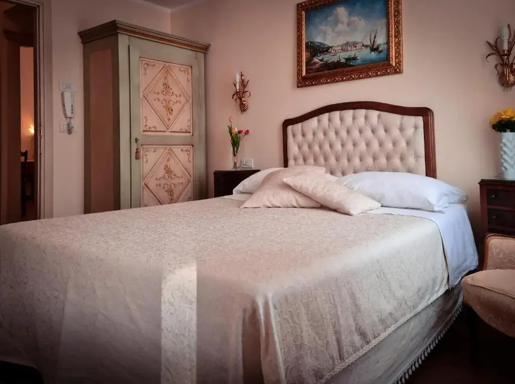 Deluxe Double room (full double bed)