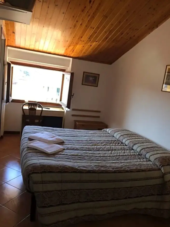 Double room (full double bed)