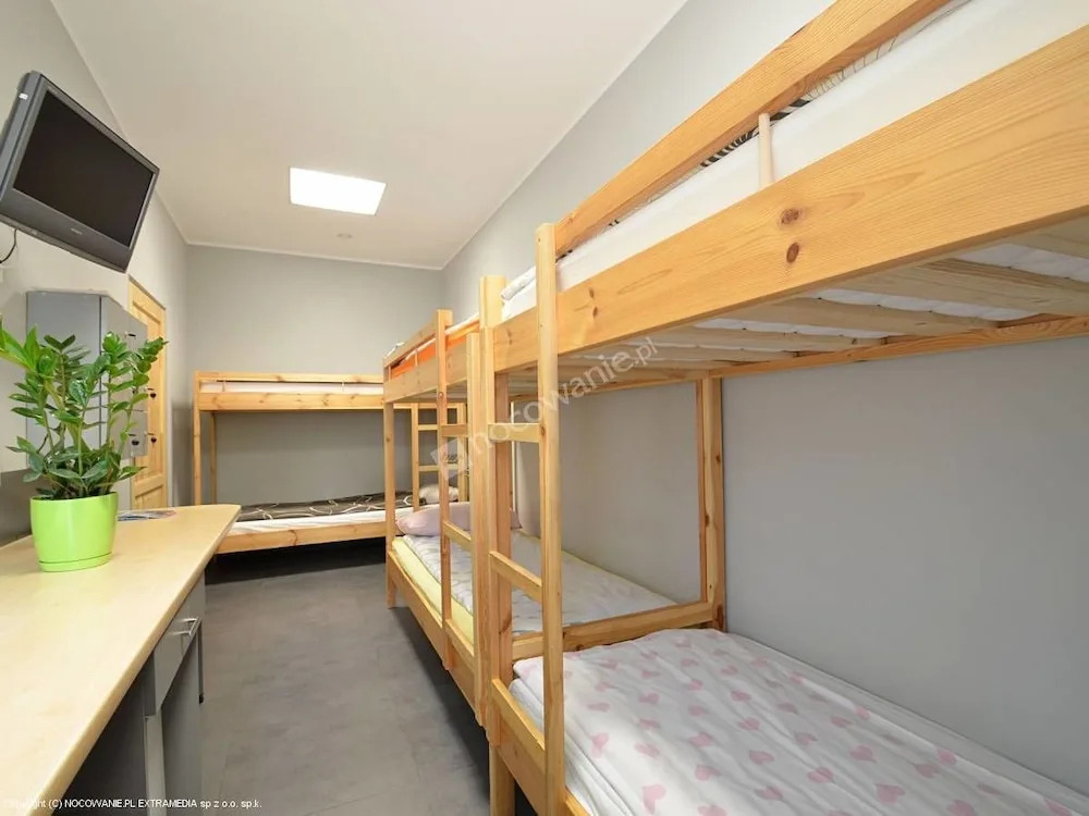 Кровать в общем номере в Hostel Siennicka