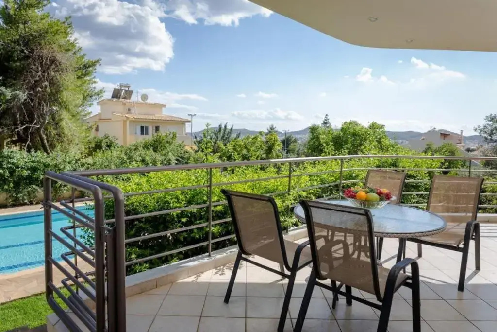 290m² Villa with Pool close to the Airport