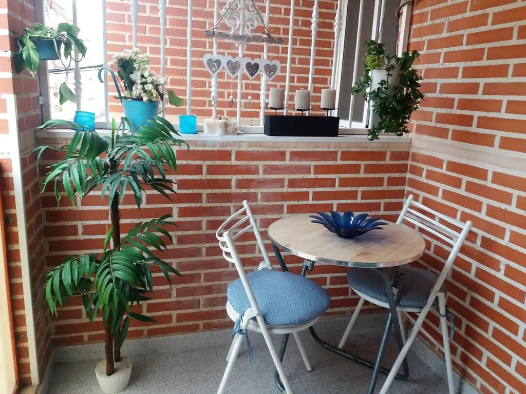 AMAZING SUNNY FLAT WITH BALCONY POOL two MINS FROM THE BEACH