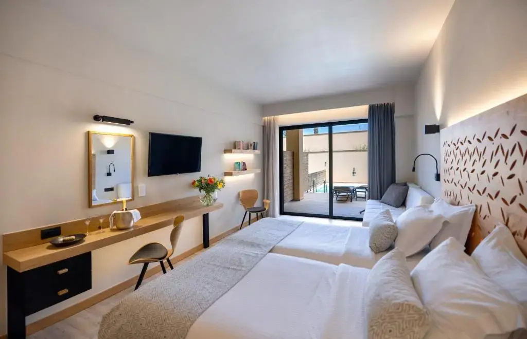 Superior Double Semi-Basement room (full double bed)