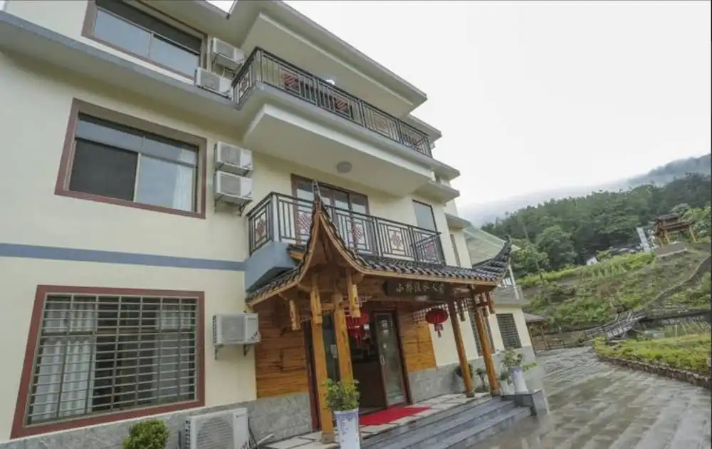 Xiaoqiaoliushui Renjia Inn
