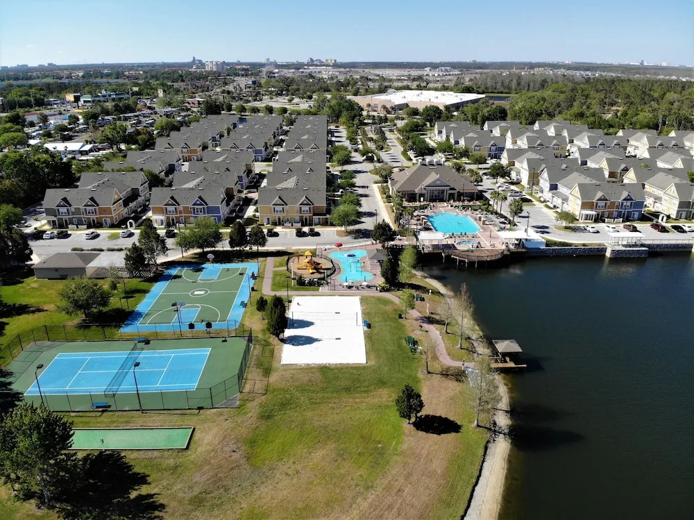 Free Resort Access 4 Bedroom Near Disney with Themed Rooms
