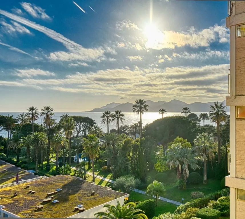 Sunny Apartment With Magnificent View of Plage du Midi Beach