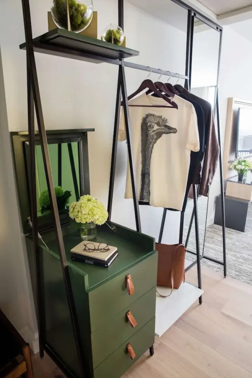 C. Baldwin, Curio Collection by Hilton - Chambres