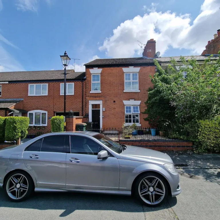2-Bedroom with Free Parking in Coventry