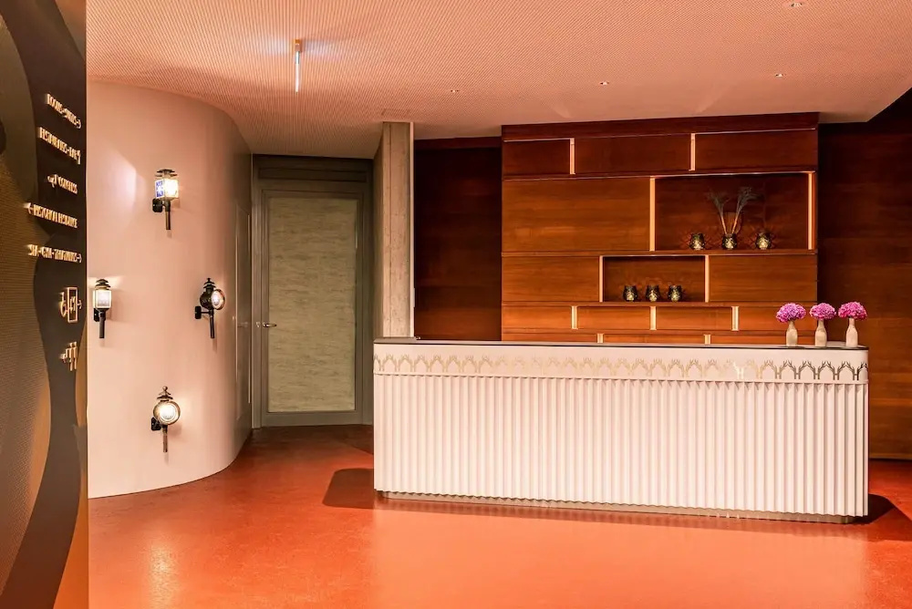 Lobby & Reception