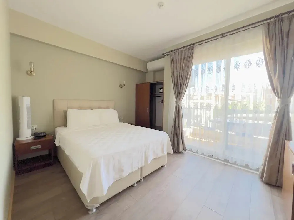 Deluxe Double room with balcony (full double bed)