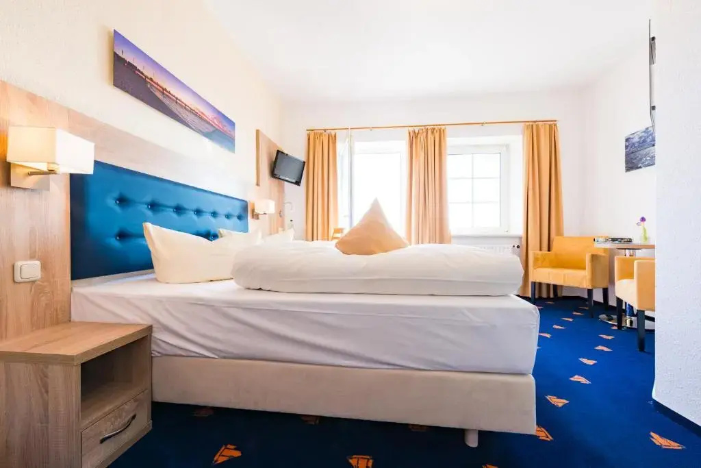 Standard Double room with lake view (full double bed)