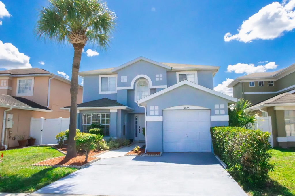 3 Bedroom 2.5 Bathroom Villa with Lakeside Pool, Kissimmee, US