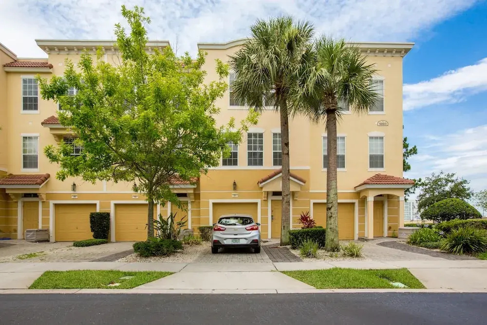 Luxury Townhome 3 Bedroom Condo by Redawning