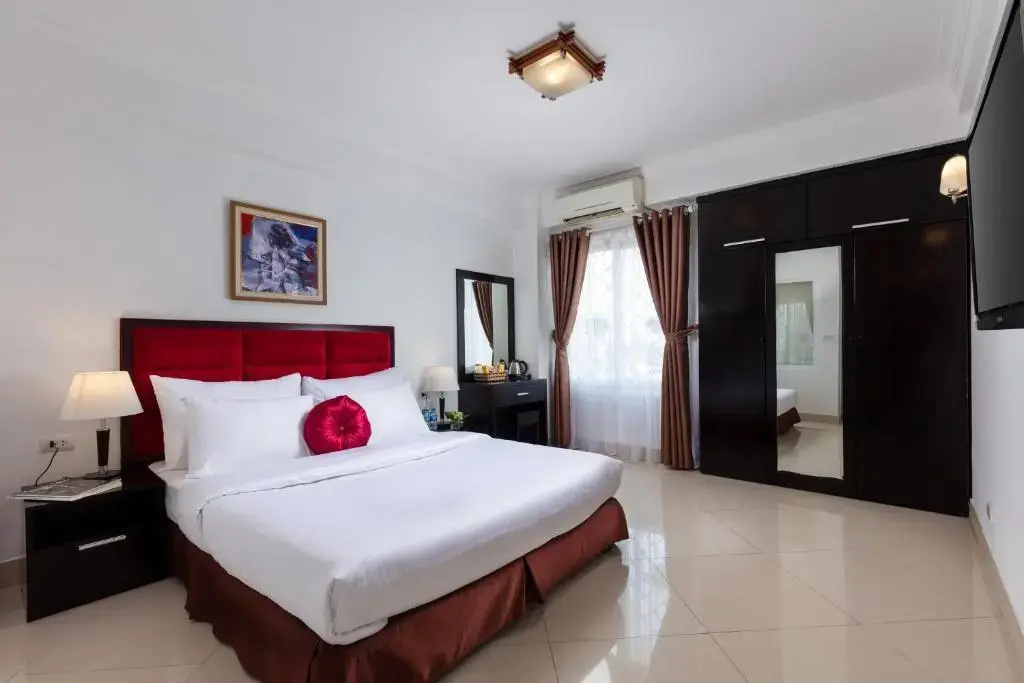 Deluxe Double room with city view (full double bed)