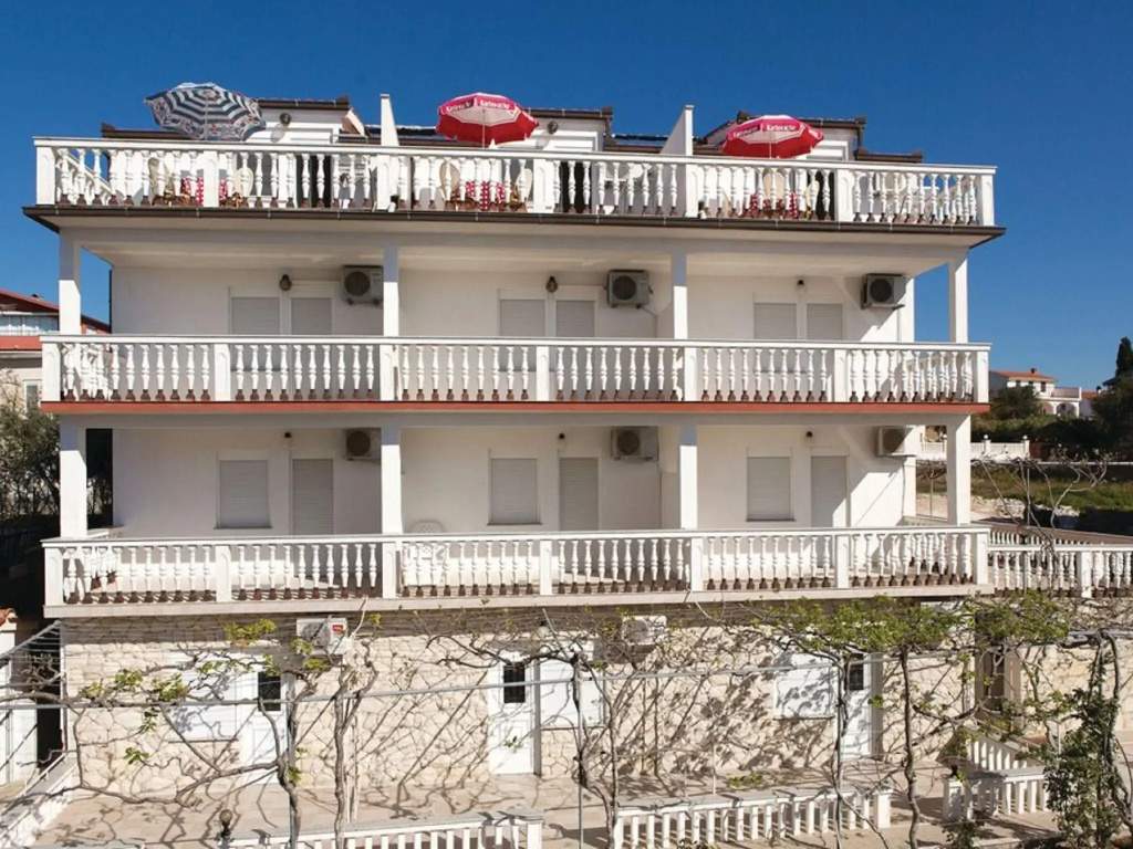 Lovely Apartment in Okrug Gornji near Bocici Beach