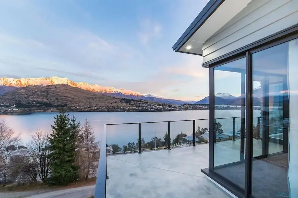 Luxury Retreat at 5 on The Hill