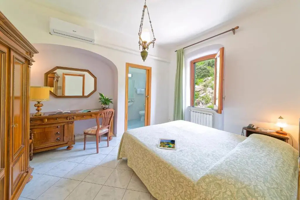 Double room (full double bed)