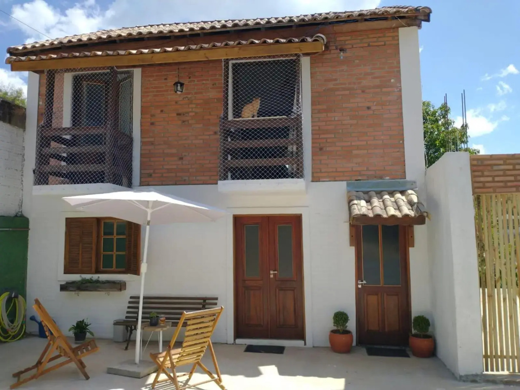 Casa de Tijolinho com Netflix e estacionamento