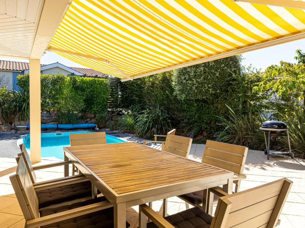 Large, detached villa with a pool 800 m. from the sea