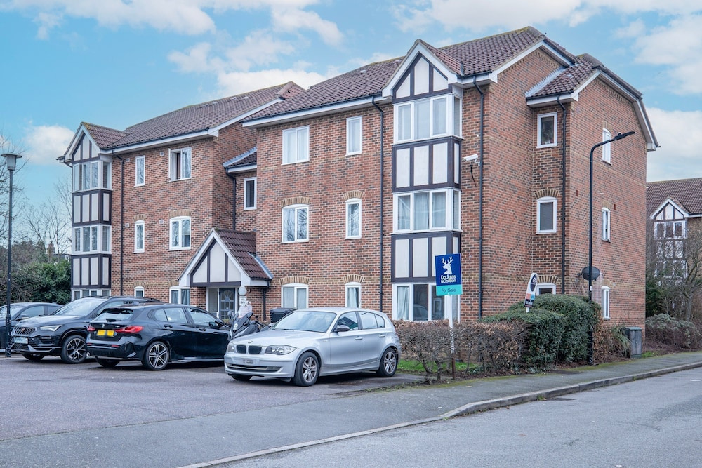 Modern 1 Bedroom Apt in Streatham with Parking
