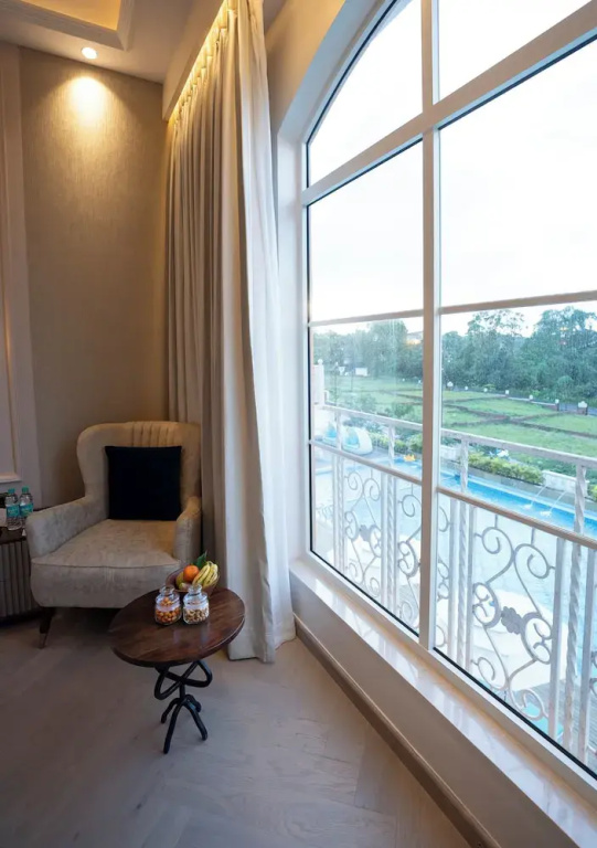 Standard room with pool view