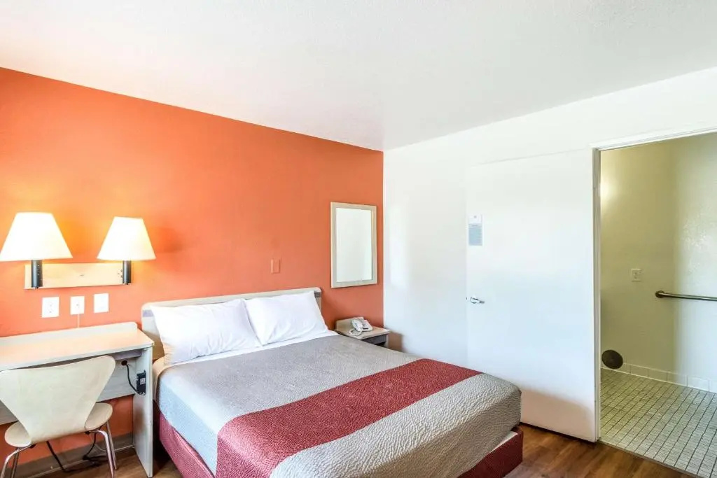 Deluxe Double room (full double bed)