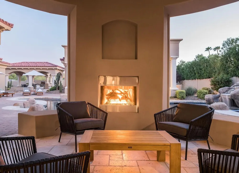 Primrose by AvantStay | Sleeps 23! Desert Estate w/ Theater & Pool + Hot Tub