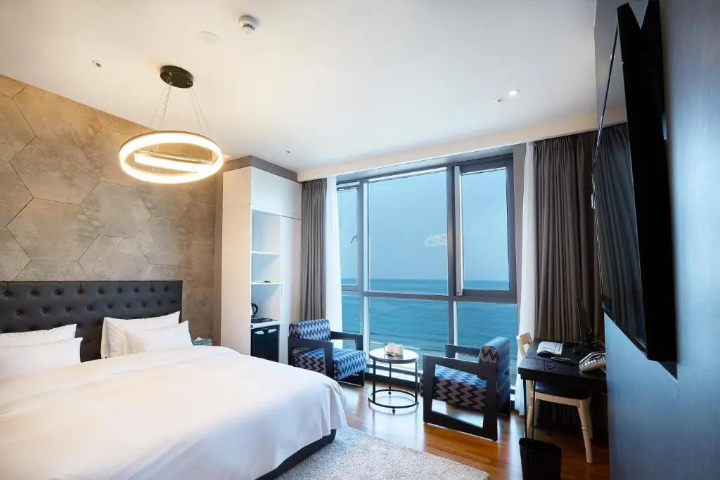 Deluxe Double room with sea view (full double bed)